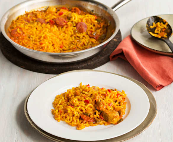 Fideuá con carne en sartén Fideuá con carne en sartén