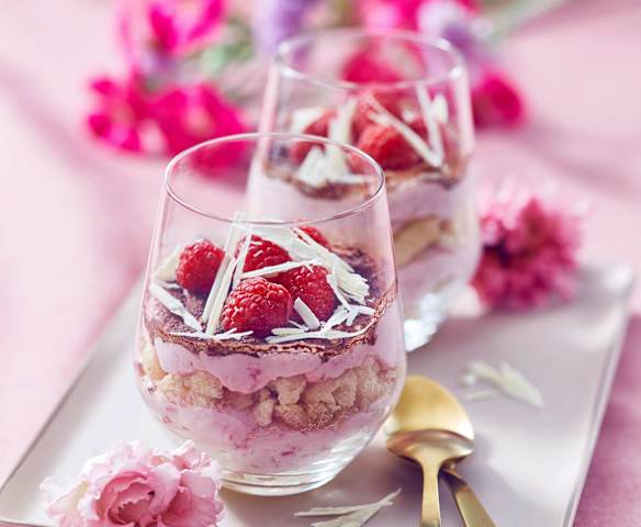 Τιραμισού με κόκκινα φρούτα και λευκή σοκολάτα