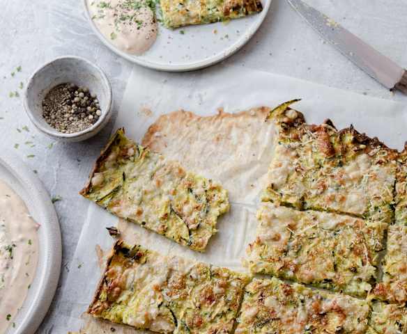 Schiacciata di zucchine con salsa allo yogurt Schiacciata di zucchine con salsa allo yogurt