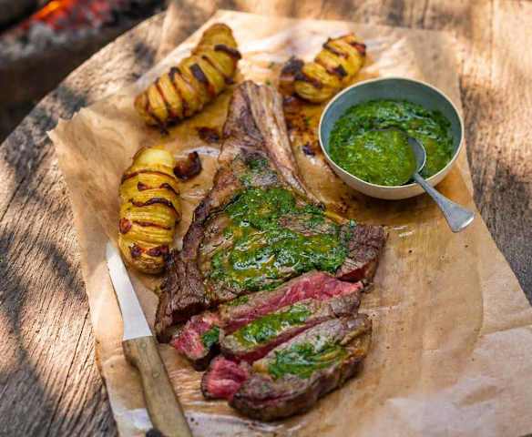 Côte de bœuf, sauce chimichurri, pommes en éventail