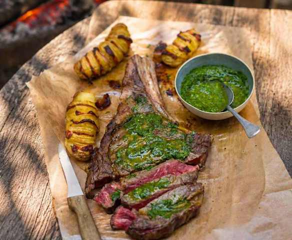 Côte à l’os met Chimichurri en Hasselback aardappelen