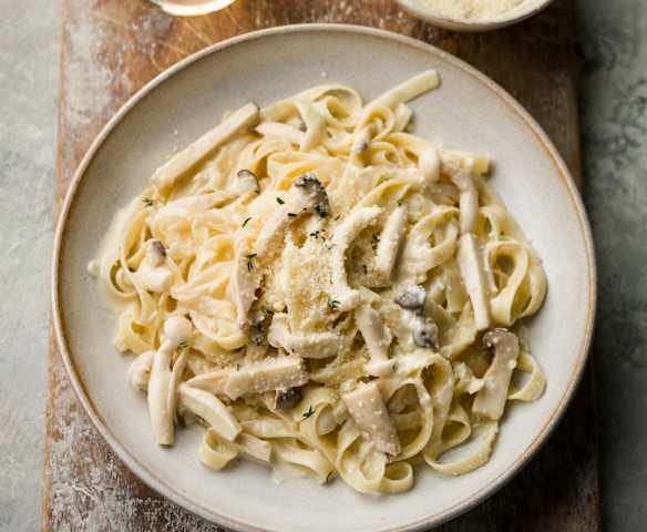Creamy Truffled Mushroom Tagliatelle - Tagliatelle con crema di funghi tartufata Creamy Truffled Mushroom Tagliatelle - Tagliatelle con crema di funghi tartufata