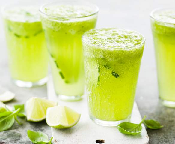 Boisson rafraîchissante concombre, basilic et citron vert