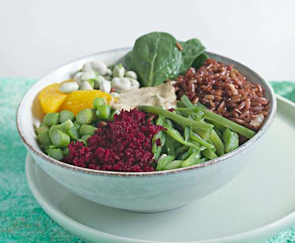 Bol de arroz rojo, verduras y naranja con vinagreta
