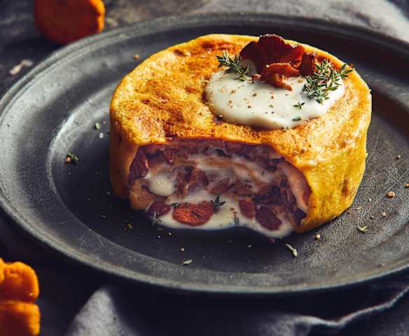 Tortini di crêpes alla zucca con guanciale e finferli