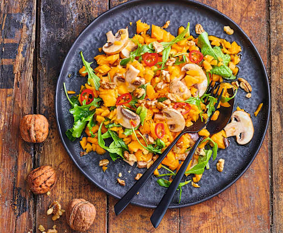 Salade de butternut crue, roquette, champignons et noix