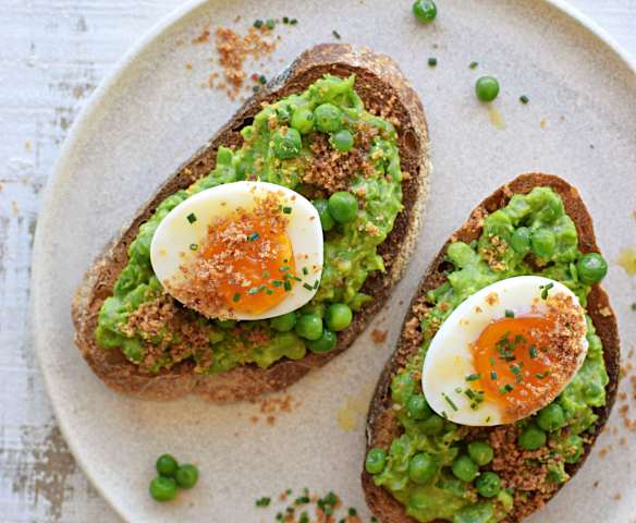 Tostadas con puré de arvejas, palta y polvo de tocino Tostadas con puré de arvejas, palta y polvo de tocino
