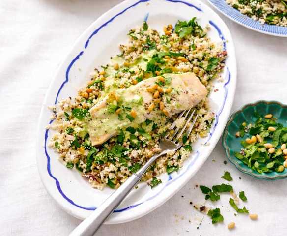 Poisson à la sauce tahini aux herbes et taboulé de quinoa au chou-fleur