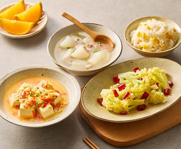 午餐(麻辣豆腐、干锅花菜、萝卜牛肉汤、玉米饭) 午餐(麻辣豆腐、干锅花菜、萝卜牛肉汤、玉米饭)