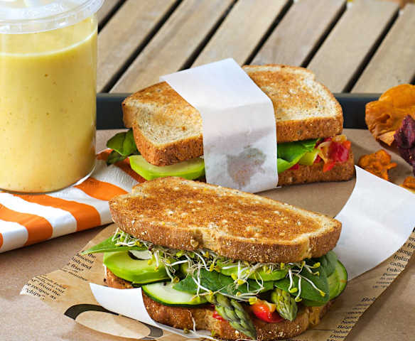 Sándwich integral de verduras con queso de cabra