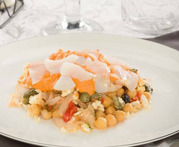 Ensalada de garbanzos con bacalao y encurtidos