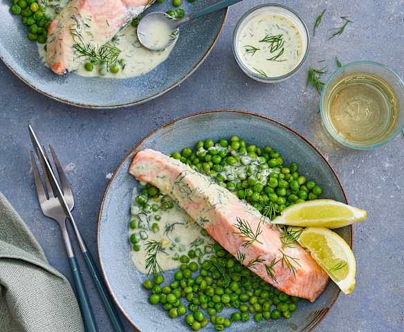 Saumon vapeur aux petits pois, sauce crémeuse à l'aneth et au citron