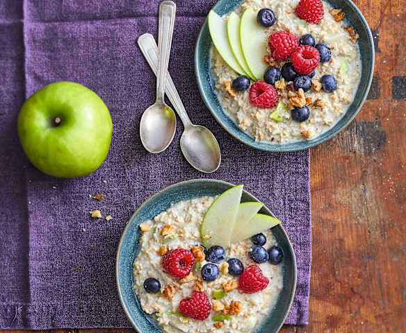 Bircher müesli aux pommes, aux fruits rouges et aux amandes