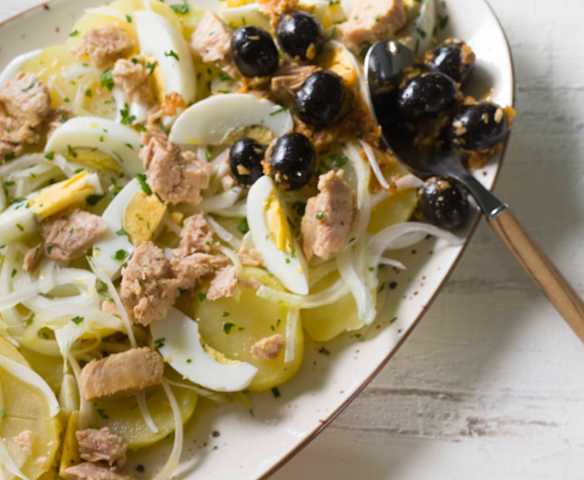 Papas y aceitunas negras aliñás