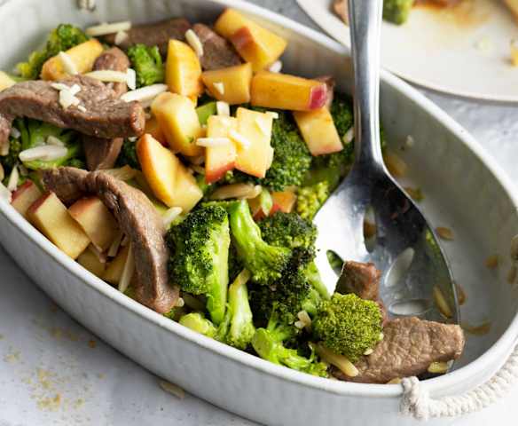 Broccoli-appelsalade met rundvlees
