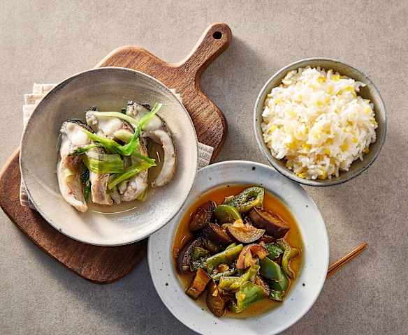 晚餐(葱香鲫鱼、青椒炒茄子、杂粮米饭) 晚餐(葱香鲫鱼、青椒炒茄子、杂粮米饭)