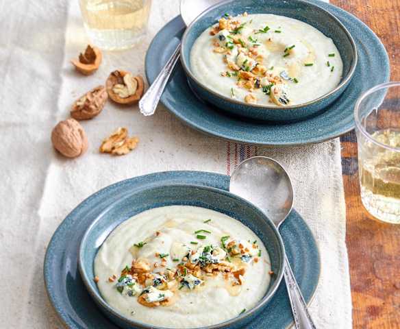 Velouté de chou-fleur au bleu, au sarrasin et aux noix