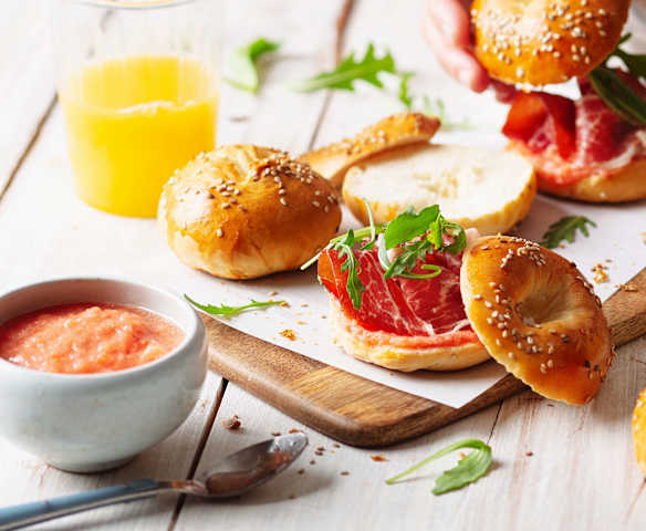 Bagels con jamón y tomate