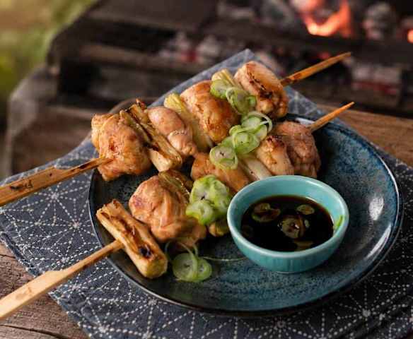 Brochettes de cuisses de poulet grillées (Yakitori)