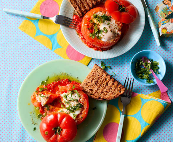 Shakshuka in der Tomate pochiert