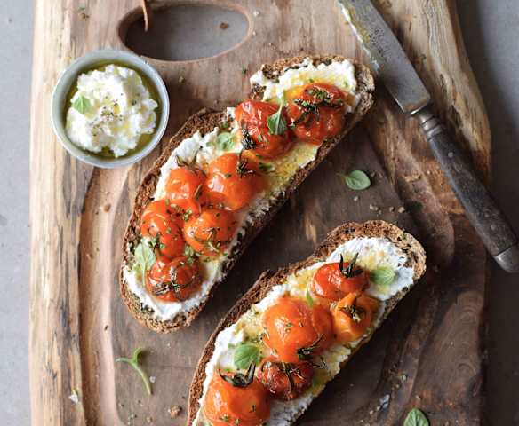 Tostadas con ricotta y tomates asados Tostadas con ricotta y tomates asados