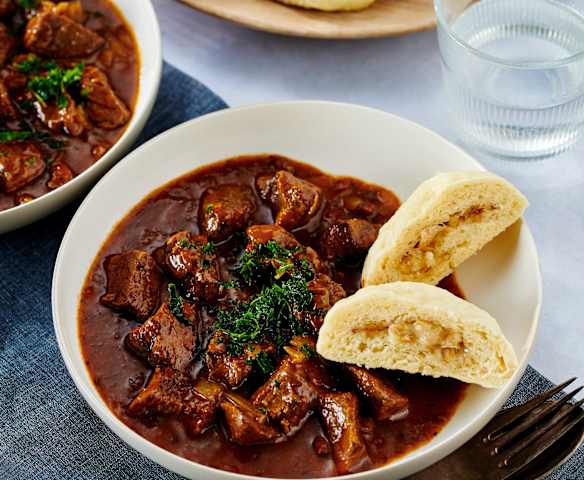 Kräutergulasch mit gefüllten Dampfnudeln Kräutergulasch mit gefüllten Dampfnudeln