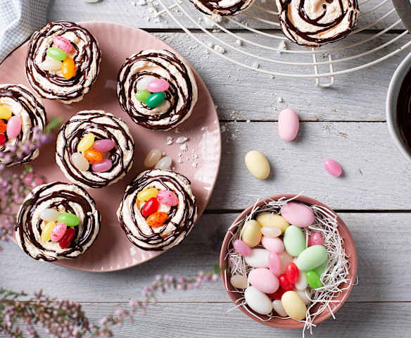 Nidi dolci di meringa e cioccolato
