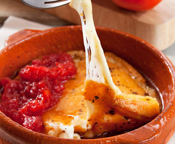 Tomate confitado con queso provolone