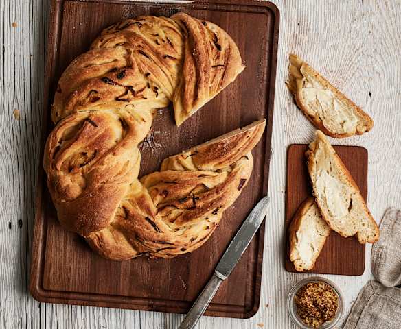 Pão de cebola com massa-mãe