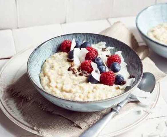 Owsianka kokosowa z malinami i borówkami