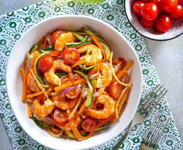 Wok de langostinos, verduras y tomates cherry
