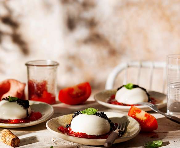 Panna cotta di mozzarella con pomodori confit e basilico