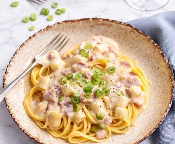 Pâtes aux asperges, sauce au lard et à la crème