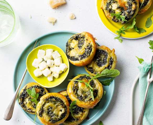 Espirales de hojaldre con espinacas y queso feta