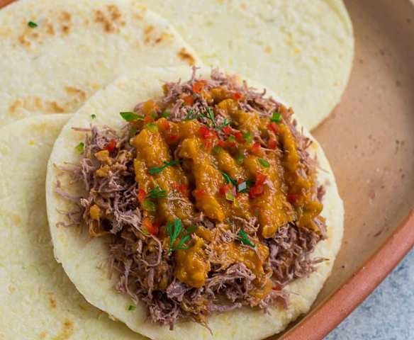 Arepa con Carne Desmechada