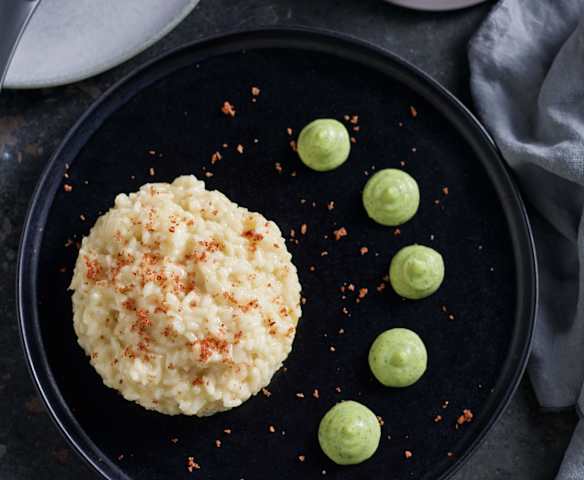 Risotto al azafrán con mousse de calabacín y crujiente de beicon