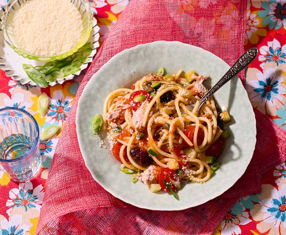 Spaghetti mit Thunfisch-Tomaten-Sauce und Oliven