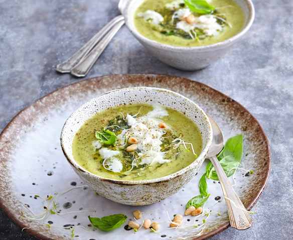 Velouté glacé de courgettes, burrata et pesto de basilic