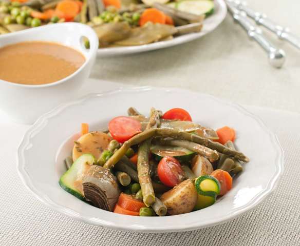 Verduras de primavera al vapor con aliño de tahini