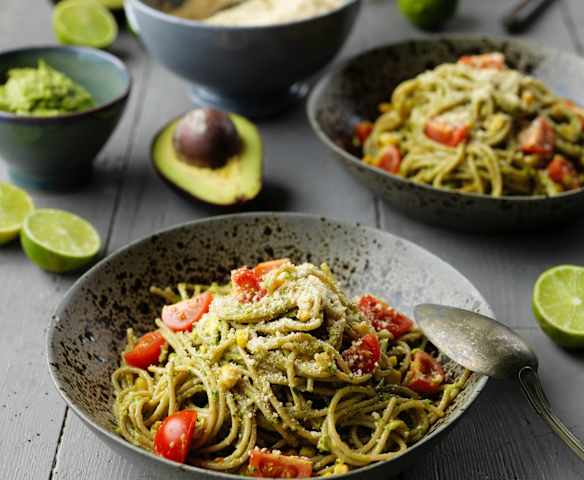 Spaghetti z pesto z awokado i wegańskim „parmezanem”