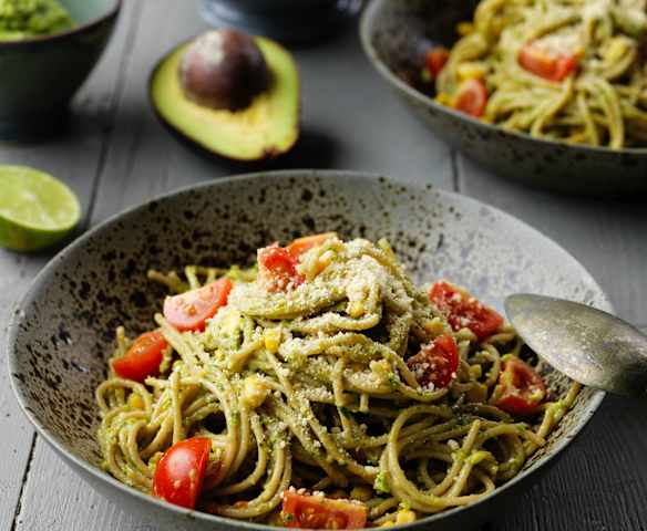 Esparguete integral com molho de abacate e 'parmesão' vegan Esparguete integral com molho de abacate e 'parmesão' vegan