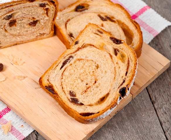 Pain aux raisins et à la cannelle au rejet de levain