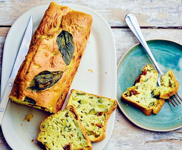 Cake aux courgettes, tomates séchées et curcuma