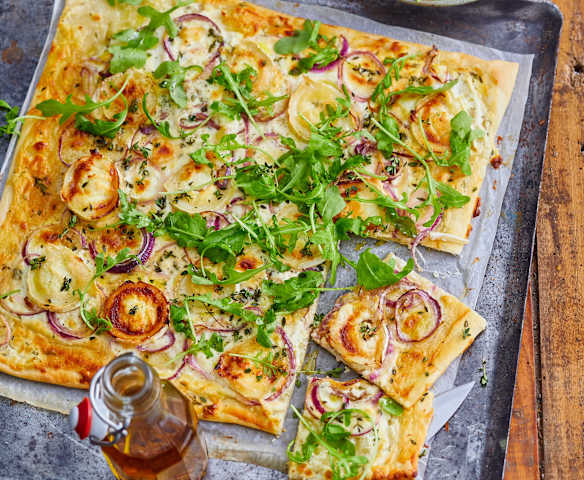 Pizza blanche aux oignons rouges, chèvre, miel et  thym