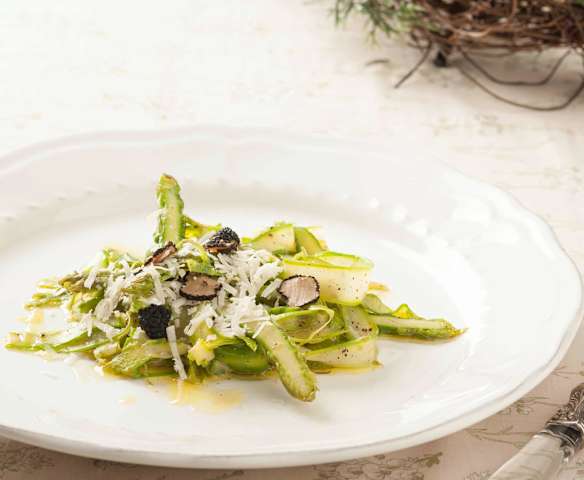 Tagliatelle de espárragos verdes con parmesano y trufa