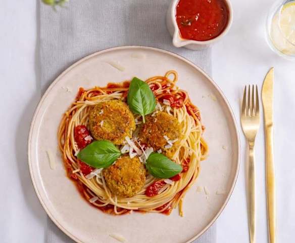 Spaghetti z wegańskimi pulpetami w sosie pomidorowym