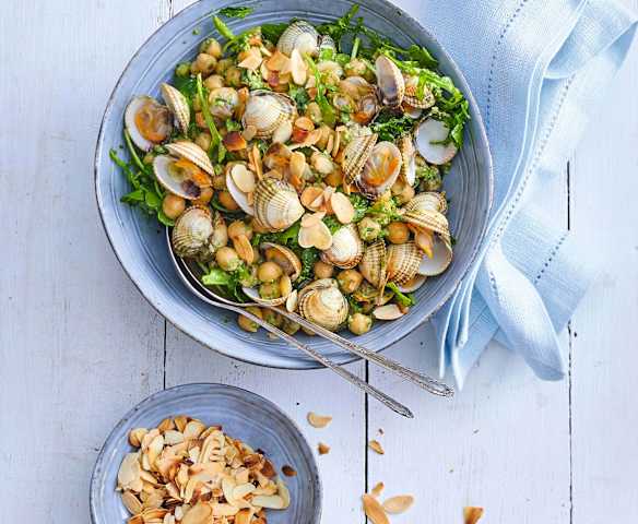Salade de haricots blancs aux coques, pesto d’estragon et amandes