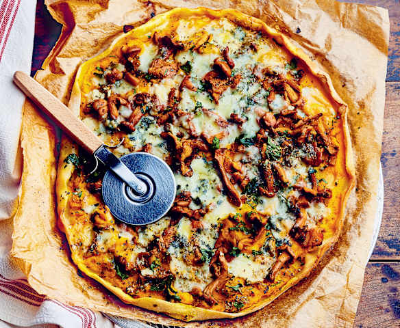 Pizza d’automne sans gluten au potimarron, roquefort et girolles