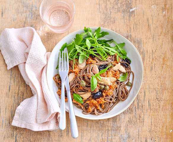 Nouilles soba au thon, aux tomates et aux câpres