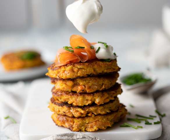 Frittelle di patate dolci con yogurt greco e salmone affumicato (TM6)